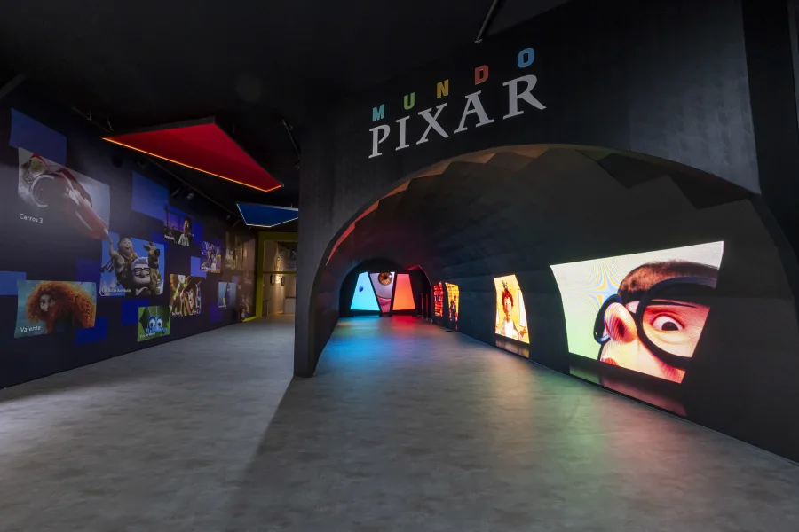 Entrada da exposição Mundo Pixar com túnel iluminado